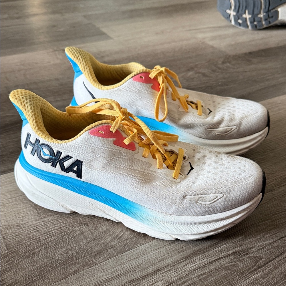 Hoka clifton 9 women’s White and Blue Sneakers with Yellow Laces size 8.5 US